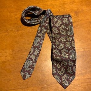 Robert Talbott Hand Sewn Finest Silk Italy Dark Burgundy Paisley Motif Neck Tie